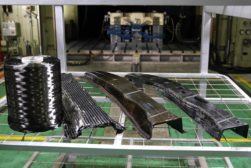 【動画解説】日産　軽量化のカギ　CFRPカーボン材の高速量産化技術を開発