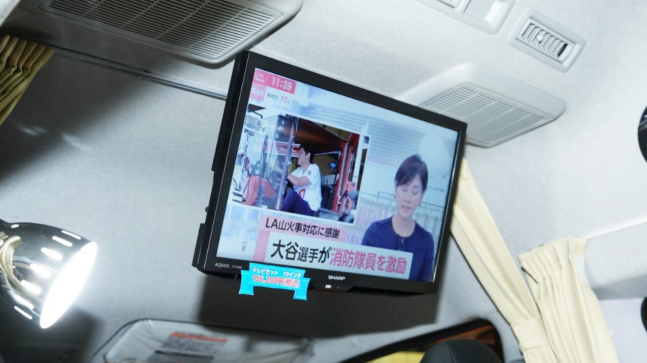 「これはスゴイ」一般乗用車なのに『ワンルーム』のような車内。テレビ・キッチン・クーラー・冷蔵庫・ベッド付き。