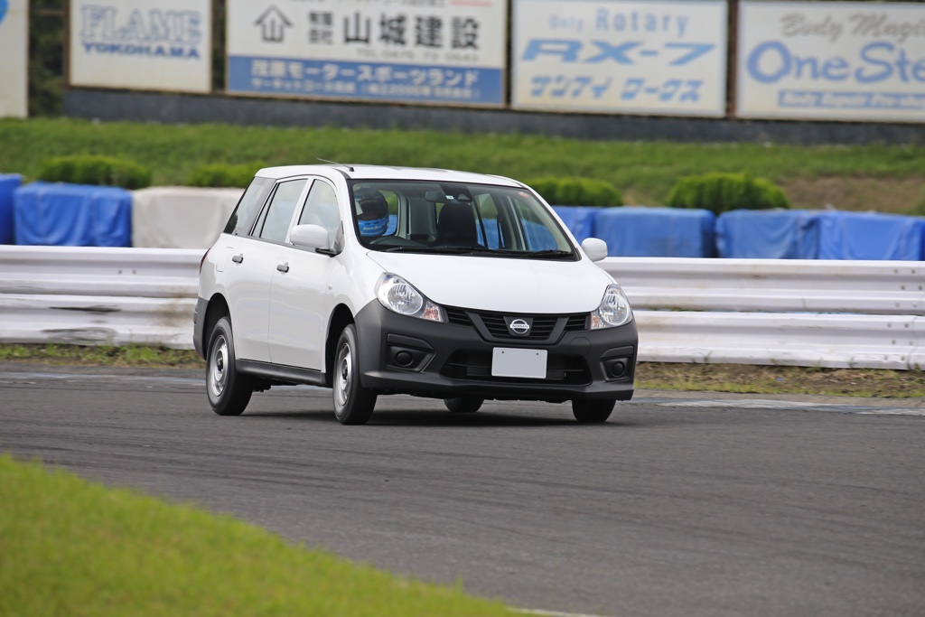 商用車の頂上決戦 Adバンとプロボックスをサーキットでガチ対決させてみた Web Option 自動車情報サイト 新車 中古車 Carview