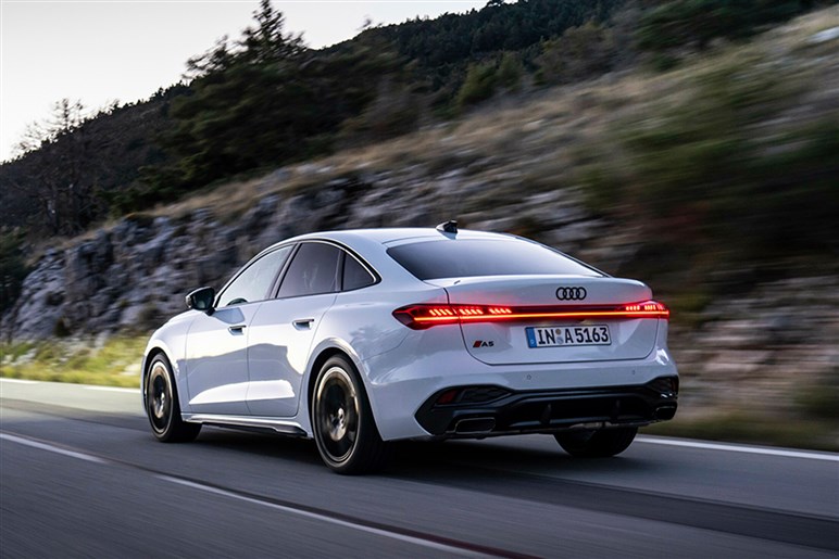 【かっこいいぞ…】アウディ新型「A5」＆「S5」公開！　実質A4の後継モデルはファストバックの5ドアとワゴンを設定