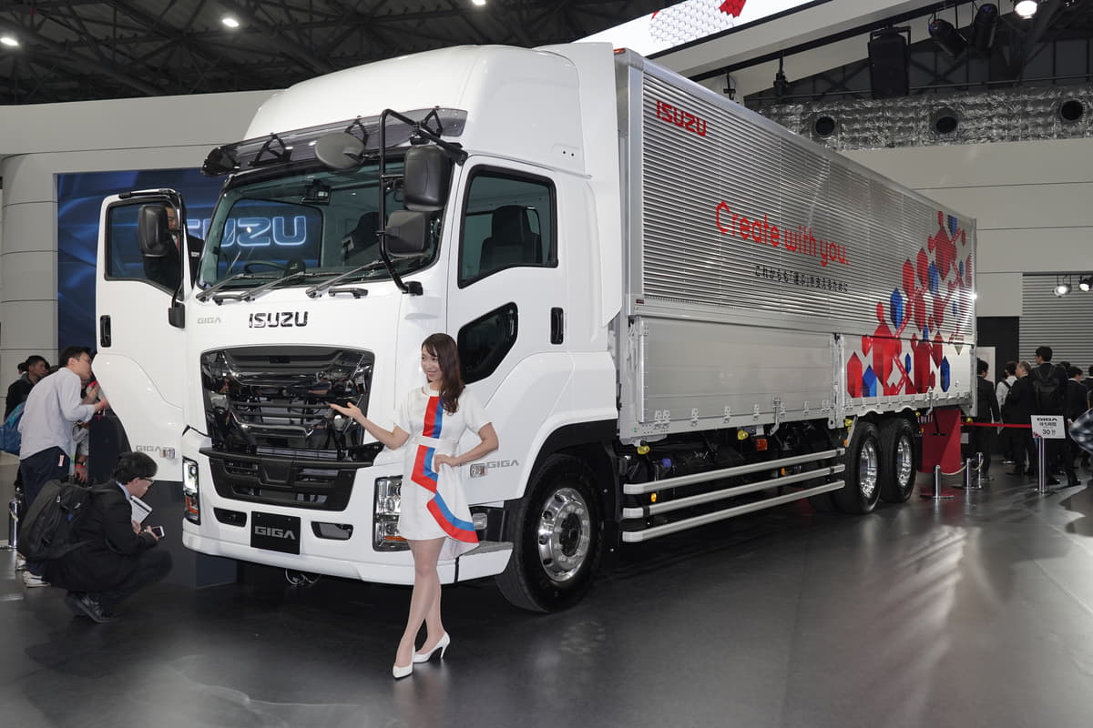 Isuzuのフラッグシップトラック Giga 安全性とドライバーの快適性を徹底追求 Auto Messe Web 自動車情報サイト 新車 中古 車 Carview