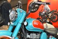 ロイヤルエンフィールド新型「ゴアンクラシック350」実車展示！ 斬新カラー＆ローシートがチルい！ ボバースタイルの「ネオクラシックバイク」登場！