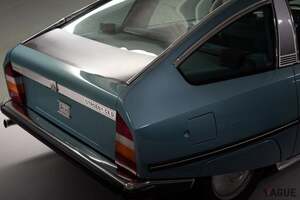 44年前に誕生した最後の“純血シトロエン”をオークションで発見 宇宙船のような流線型デザインがカッコいい “魔法の絨毯”と呼ばれた乗り心地の「CX」ってどんなクルマ？