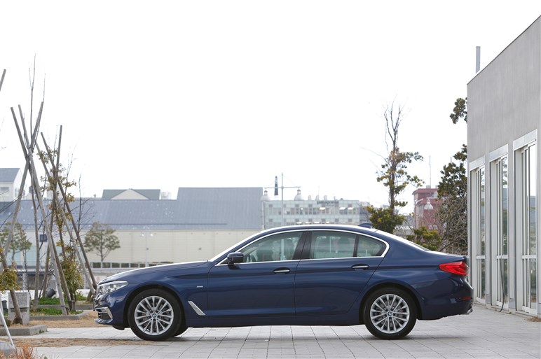 新型BMW 5シリーズ ディーゼルに試乗。各所にEクラスを上回る一面も