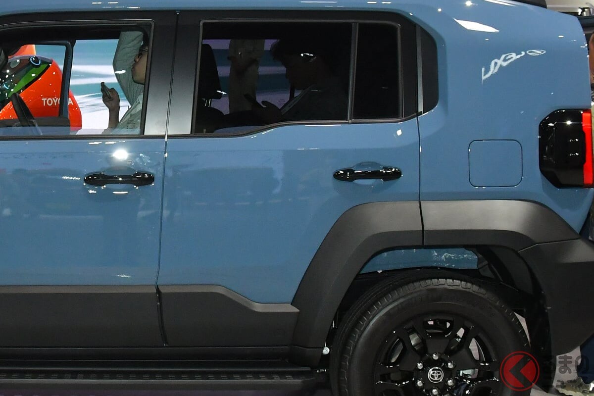 トヨタ新型｢ちいさな“四駆”SUV｣を日本初公開！ “サイコロ風”のカクカクボディに「可愛い」の声も！ 「シリーズ最小ボディ」＆“見晴らしサイコー”で運転快適！ 「ランドクルーザーFJ」の魅力とは？