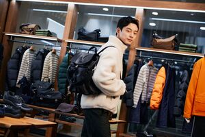 プラダが伊勢丹新宿店でポップアップ開催中。俳優・坂口健太郎も初日に来場