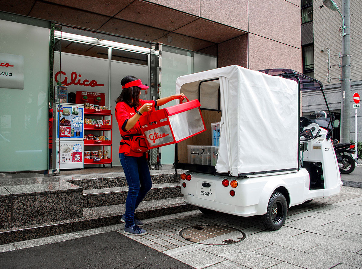 光岡の3輪電気自動車「Like-T3」がオフィスへのグリコのお菓子配達に活躍