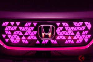 目立ちスギ！ ホンダが大人気軽「N-BOX」を「ピンク電飾」で光らせていた!? 超ド派手カスタム車「フラッシュ ボックス」とは