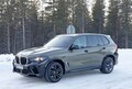 【スクープ】自立型のディスプレイが見えた！ BMW X5Mの改良新型で車内はどう進化!?