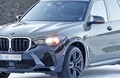 【スクープ】自立型のディスプレイが見えた！ BMW X5Mの改良新型で車内はどう進化!?