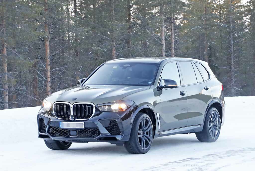 【スクープ】自立型のディスプレイが見えた！ BMW X5Mの改良新型で車内はどう進化!?