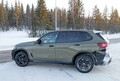 【スクープ】自立型のディスプレイが見えた！ BMW X5Mの改良新型で車内はどう進化!?