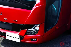 5700万円！ 三菱が「新“62人乗り”モデル」発表！ 超パワフルな“直6ターボ”「7700ccエンジン」搭載！ “全長12m”のフラッグシップ観光バス「新エアロクィーン／エース」改良モデル発表！