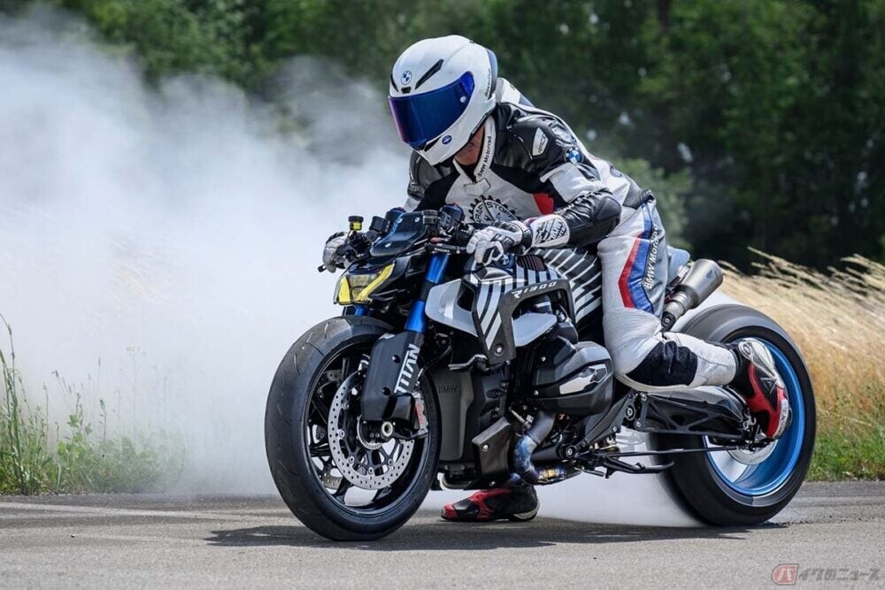 まるで「獲物を狙う猫」!? NOS搭載でよりハイパワーに!! BMW Motorradの最新モデル「R 1300 R」をベースにしたカスタムバイク「TITAN」登場