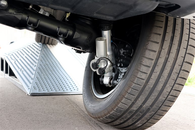 【その場でクルクル回る】巨体なのに小回り抜群!?　メルセデス・ベンツ G 580 ウィズ EQ テクノロジー発売