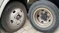 トラックの前輪ホイールはなぜ凸で、後輪はどうして凹んでいるのか?