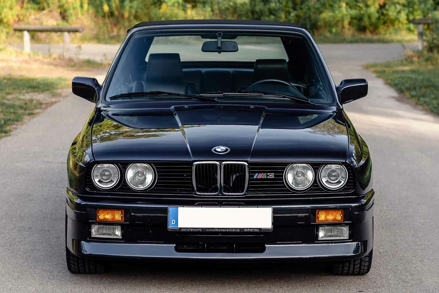 BMW初代「M3」が2880万円！ 高額の理由は786台しか製造されなかった貴重な「M3カブリオレ」だったからでした