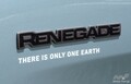 ジープの末っ子「レネゲード」に澄んだ水色の海を彷彿とさせる専用ボディカラーの限定車「アップランド4xe」が登場！￼