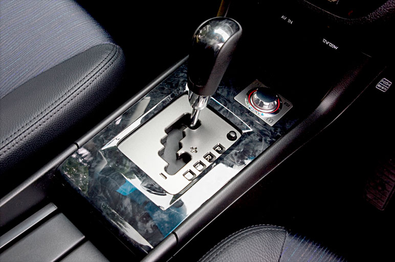 スバル初の本格ミニバン エクシーガの走り味は？