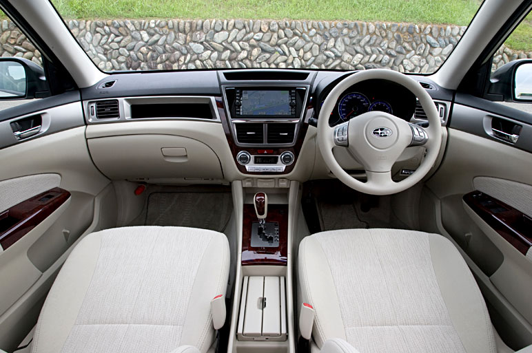 スバル初の本格ミニバン エクシーガの走り味は？