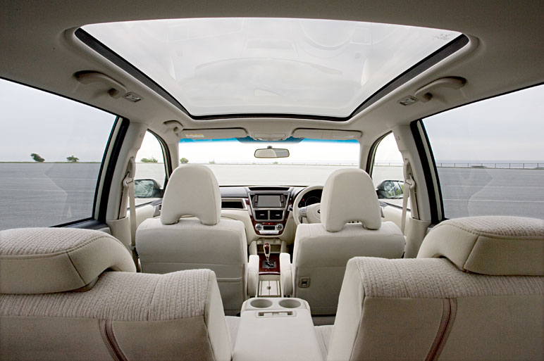 スバル初の本格ミニバン エクシーガの走り味は？