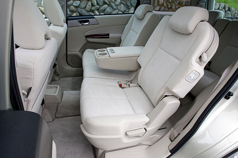 スバル初の本格ミニバン エクシーガの走り味は？