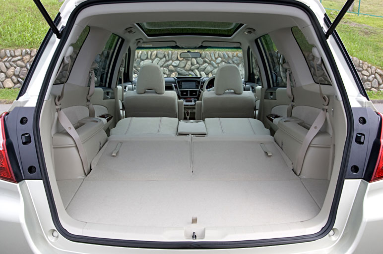 スバル初の本格ミニバン エクシーガの走り味は？