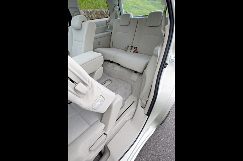 スバル初の本格ミニバン エクシーガの走り味は？