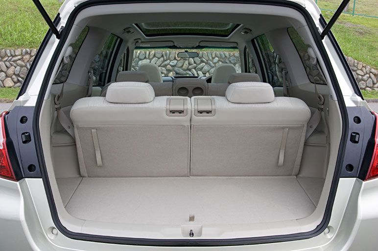 スバル初の本格ミニバン エクシーガの走り味は？