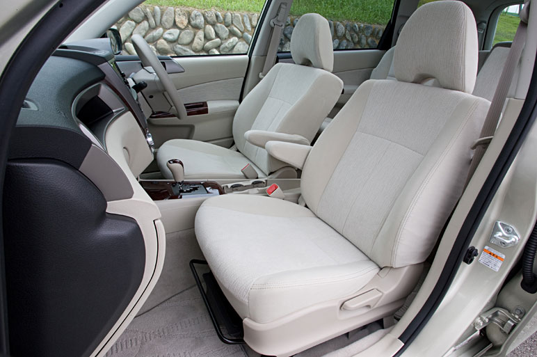 スバル初の本格ミニバン エクシーガの走り味は？