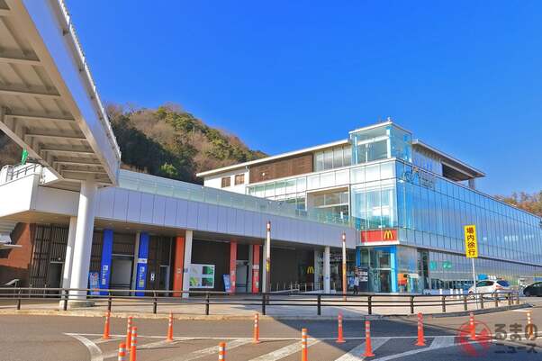 高速SA「一切入れさせません」 NEXCOが異例の「閉め出し作戦」実施！ びわ湖大花火の“タダ見客”殺到で「SA占拠」「大渋滞」も発生！ 名神「大津SA」8日午後に“全面閉鎖”