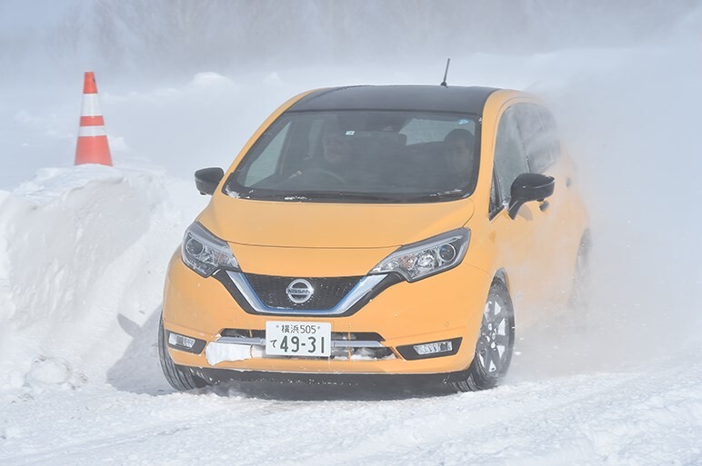 日産リーフと4WD版ノートe-POWERでモーター駆動の低ミュー路での強さを実感