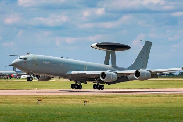 飛行機の「巨大な皿、まな板、こぶ」もう不要!? 空飛ぶレーダーサイト、時代は「無人機」へ 日本も注目？
