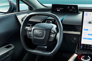 ウインカーボタン内蔵の“四角いハンドル”をトヨタが初採用!? 新型EVセダン「bZ3」の斬新内装に反響！