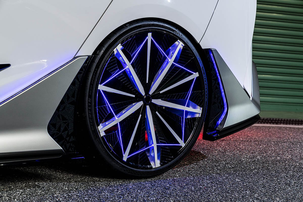実車撮影 自動車メーカーが本気でカスタムをすると Trdとモデリスタが初の共作 プリウスphvをベースに未来のカスタム像を魅せる スタイルワゴン ドレスアップナビ の写真 3ページ目 自動車情報サイト 新車 中古車 Carview