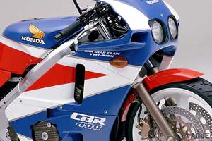 80年代“レーサーレプリカ”ブームをけん引！ 中型スーパースポーツの概念を刷新したホンダ「CBR400RR」ってどんなバイク？【昭和の名車】