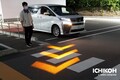 トヨタが新開発したウインカーが斬新すぎる！ 路面に“光る矢印”を投影って一体どういうこと？