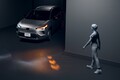 トヨタが新開発したウインカーが斬新すぎる！ 路面に“光る矢印”を投影って一体どういうこと？