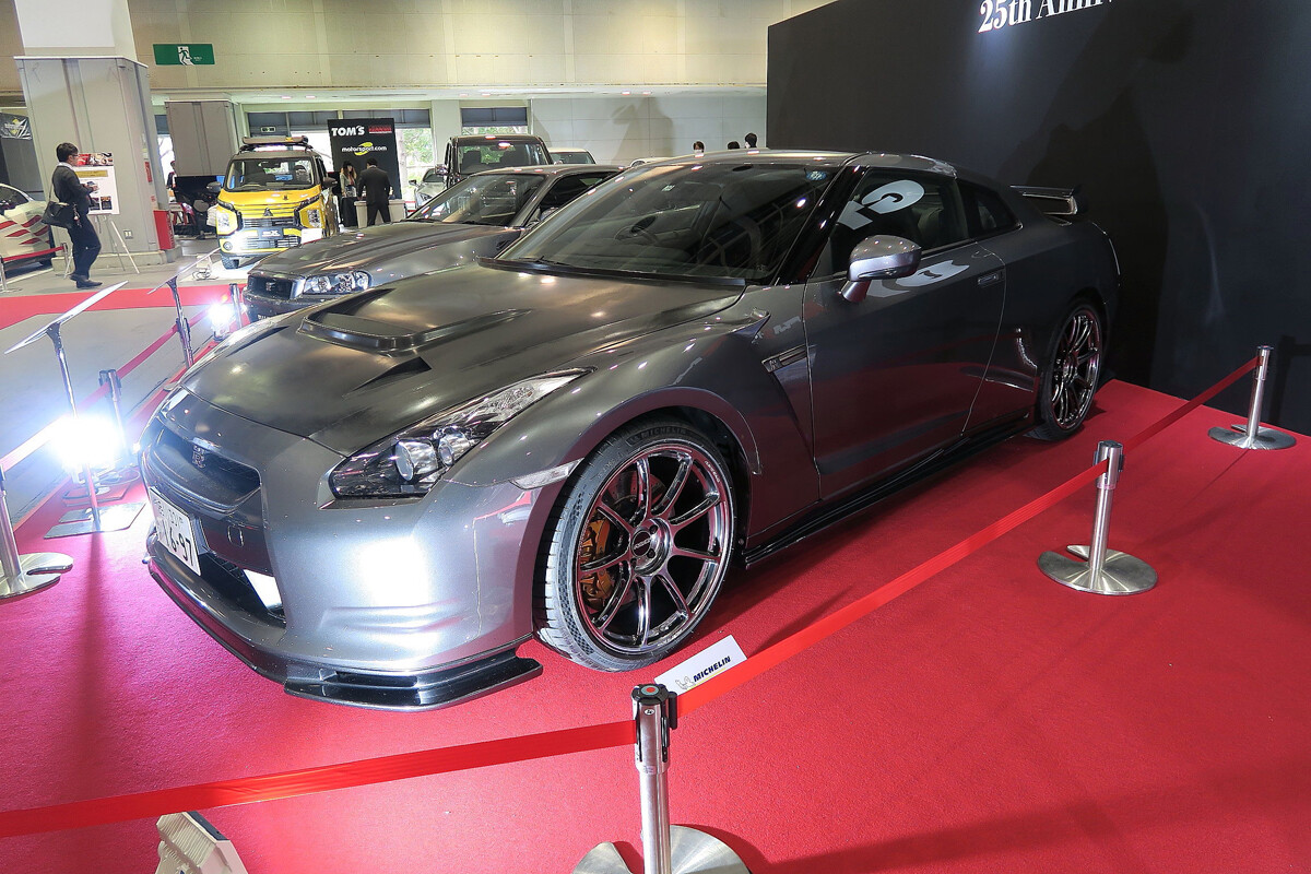 発売前の日産R35型GT-R用カーボンフードを初公開！　直系ワークス「NISMO」ならではの作り込みに注目【大阪オートメッセ2020】