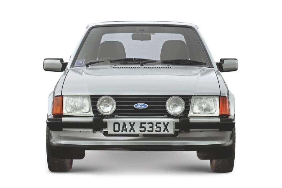 ゴルフgtiと競ったホットハッチ フォード エスコート Xr3 Xr3i 英国版クラシック ガイド 前編 Autocar Japan 自動車情報サイト 新車 中古車 Carview