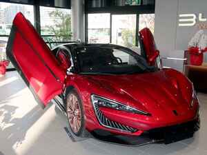 【写真蔵】ダンスパフォーマンスもこなす電動スーパーカー「ヤンワン U9」