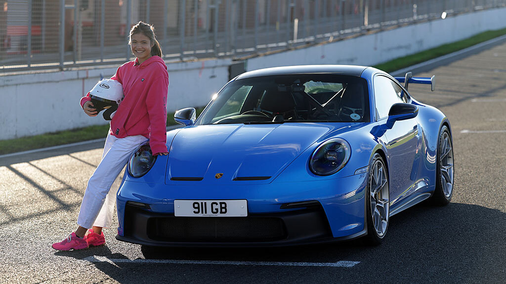 プロテニス選手、エマ・ラドゥカヌがブランズハッチのレースコースでポルシェ・911 GT3を体験！