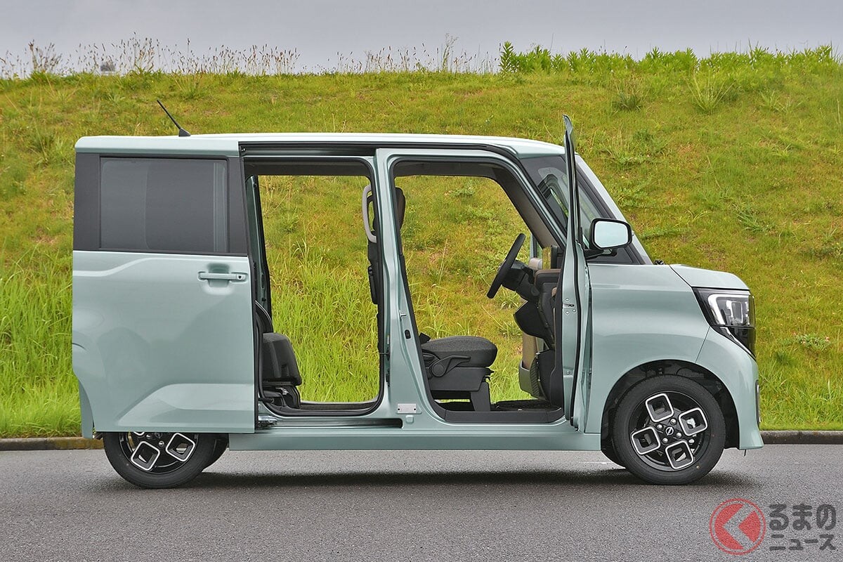 新車167万円！ 日産「“新型”軽ワゴン」に“問合せ殺到”!? 斬新「カクカクデザイン」×めちゃ広い室内採用で「注文殺到」状態！ 5年ぶり全面刷新の「新型ルークス」 販売店でも話題に