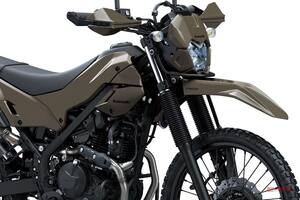【カワサキKLX250 DF】68万2000円で9月15日新発売！　キャリヤ・ガード類装備の多用途デュアルパーパス、ミリタリー風カラーで登場