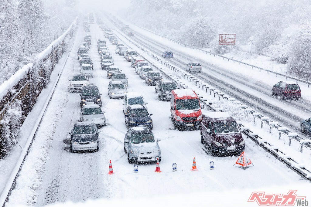 【1時間に一度換気を!!】突然の大雪で身動きがとれなくなったときの対処法