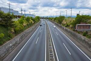 パトカーへ追突炎上…圏央道「通行止め」いまだ続く「レッカー作業が難航しています」巻き付いたトラック「これは大変だ」「なんという事故」の声も