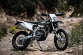 老舗の本気は“お値段以上”の衝撃!?　トライアンフ新型エンデューロ「TF 250-E」「TF 450-E」スペイン試乗