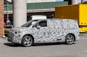 メルセデス・ベンツ新型「EQV」　低車高の "空力ボディ" 採用　航続距離500kmで2026年登場予定