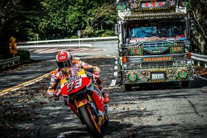MotoGP世界王者マルケスが『箱根ターンパイク』を激走！  しかもGPマシンでッッッ!!!?