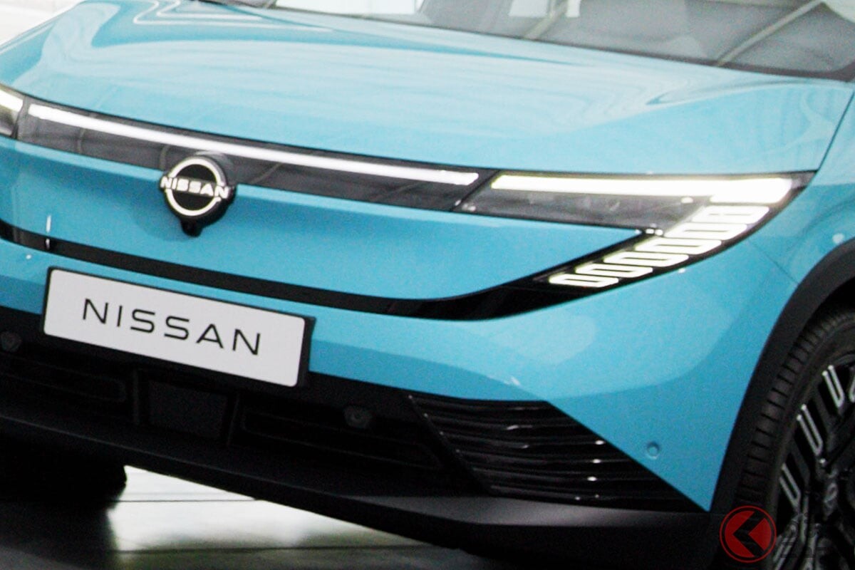 日産が「新型“流麗”SUV」公開！ 8年ぶり全面刷新の「日産の要」は“画期的エアロダイナミクス”×ガラス張り天井採用！ 25年発売の「新型リーフ」動画が公開に